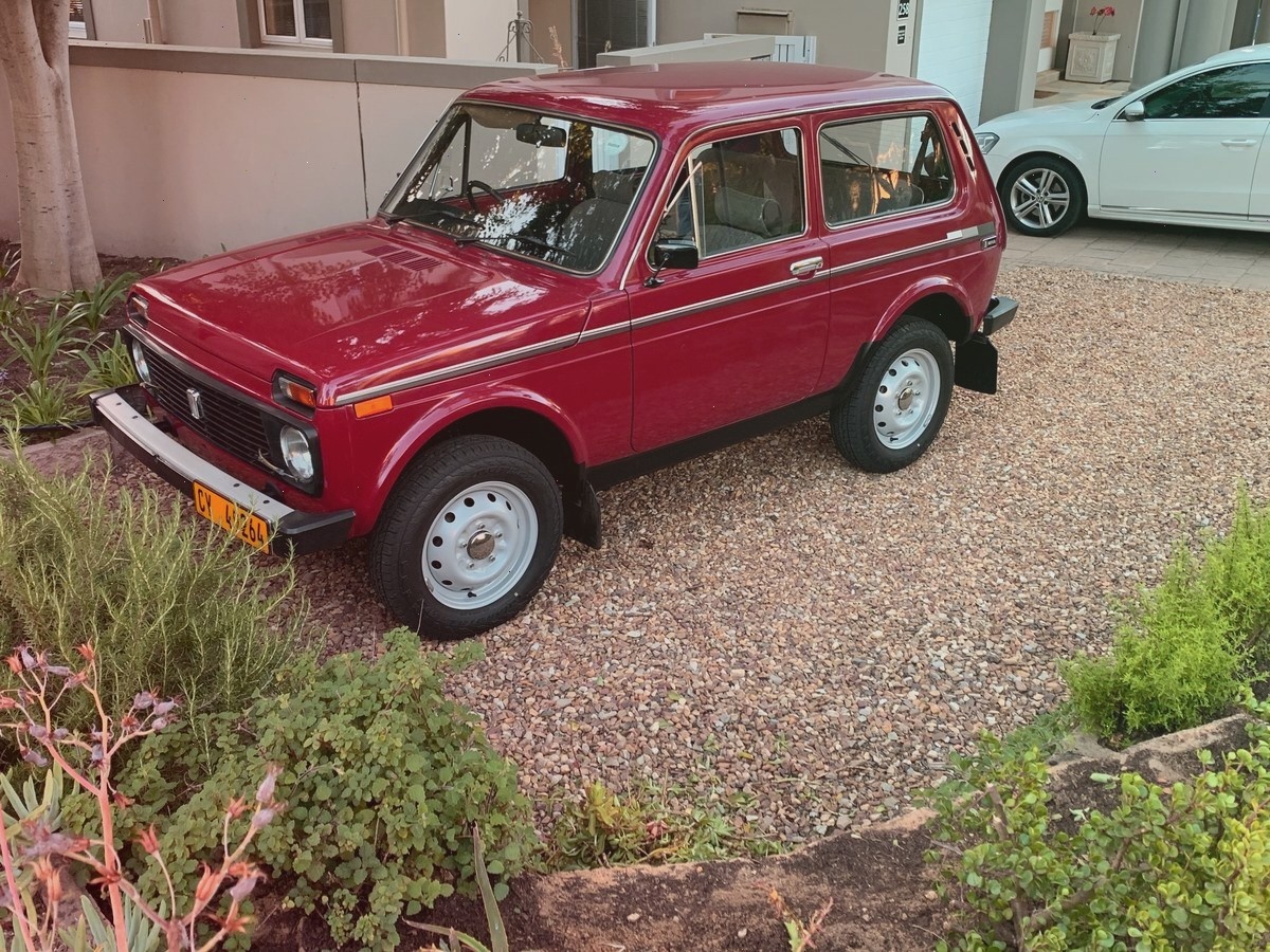 Lada Niva 1990 года, проданная в Южной Африке. Это была одна из последних партий, завезённых из СССР. Машина оснащалась тканевым салоном, двумя топливными баками и электрическими стеклоподъёмниками — редкая опция для своего времени.