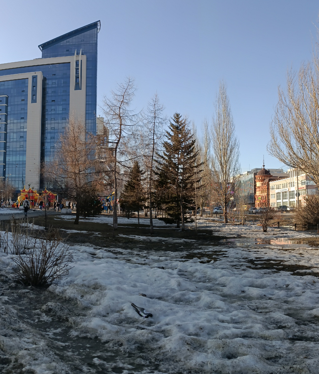 Где-то на просторах моего апрельского города. Фотография автора, апрель 2026 года. 