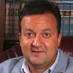    — Дело в том, что с появлением новых технологий у бизнеса появляются новые возможности. Допустим, супермаркеты занимаются не только торговлей, но и доставкой продуктов. Некоторые магазины и вовсе умудряются организовать некий «общепит». С маркетплейсами вообще отдельная история: там продают и питание, и бытовые товары, и одежду, у них также есть курьерская служба. В итоге из-за таких «гибридных систем» сейчас сложно определить, где заканчивается одна деятельность, а где начинается другая.