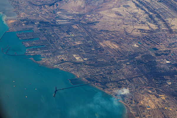 Вид с высоты птичьего полета на порт Фуджейра, Объединенные Арабские Эмираты, в Ормузском проливе / Reuters   📷