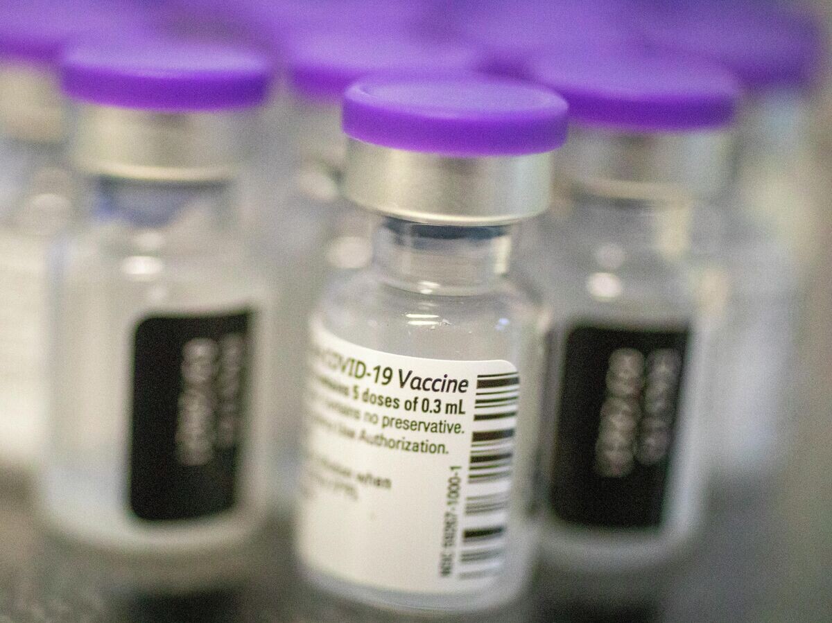    Флаконы с вакциной от COVID-19 компаний Pfizer и BioNTech | © AP Photo / Ariel Schalit
