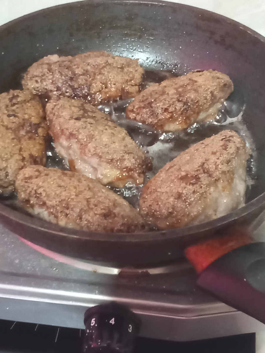  Жарятся котлеты.