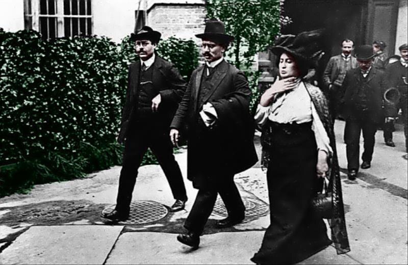 После убийства Люксембург и Либкнехта как заложникa казнят отца Наталии Палей. В Берлине группа во главе с Радеком строит планы.