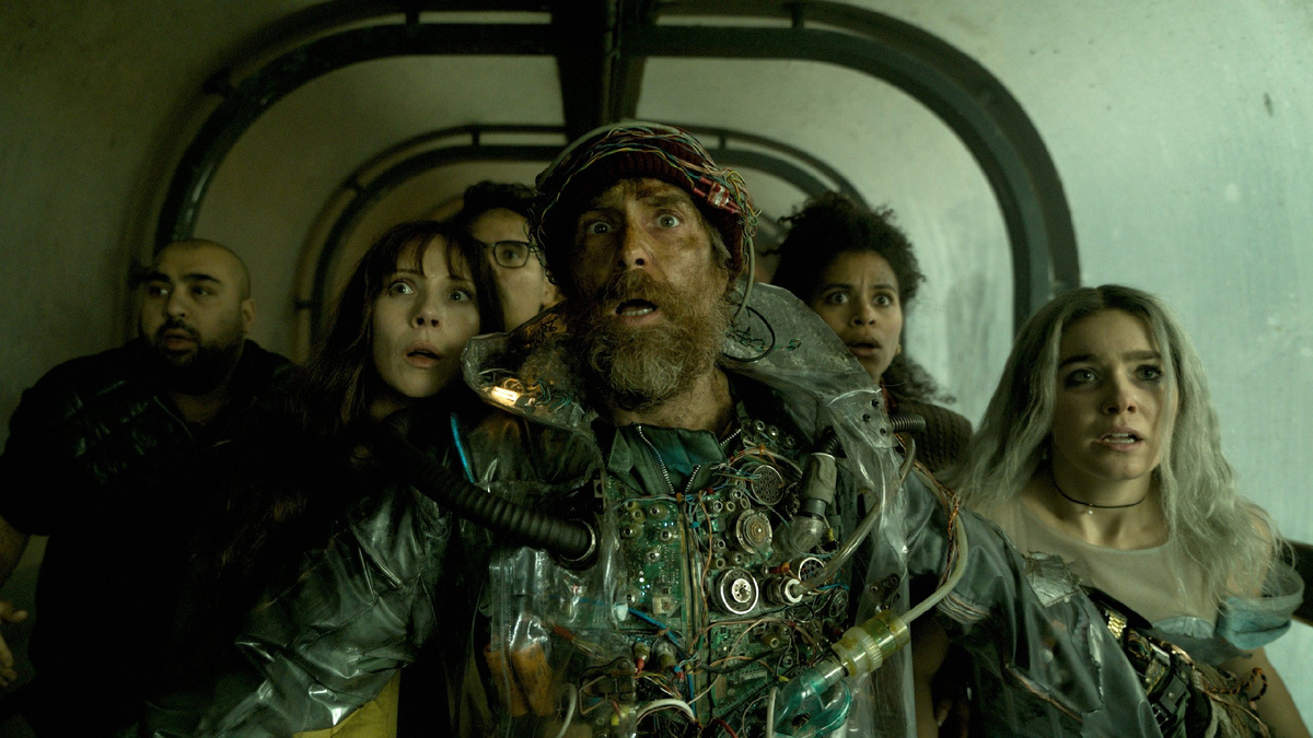 Неон, тревога и ощущение контролируемого хаоса