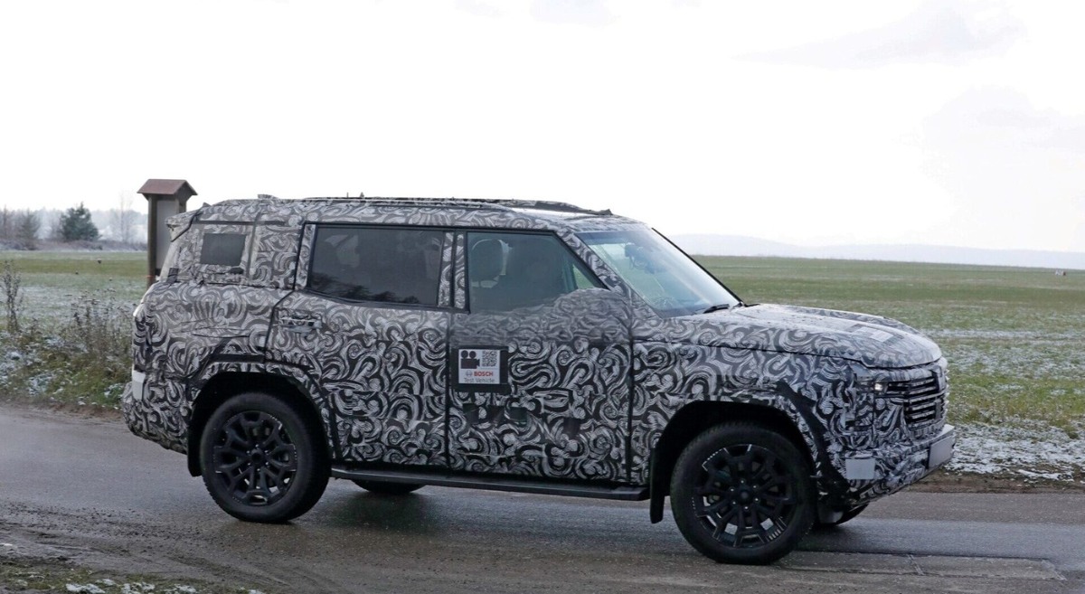 Уже известно, что совершенно новый Pajero будет оснащен турбодизельным двигателем с системой полного привода SuperSelect II. Но в новом отчете утверждается, что это может быть не двухтурбинный агрегат Triton. Вместо этого внедорожник может быть оснащен однотурбинной версией, предлагаемой в Pajero Sport.