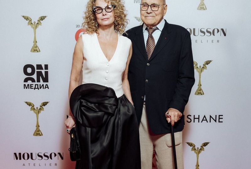 Редкое появление на «Нике»: 88-летний Андрей Кончаловский вышел в свет с Юлией Высоцкой