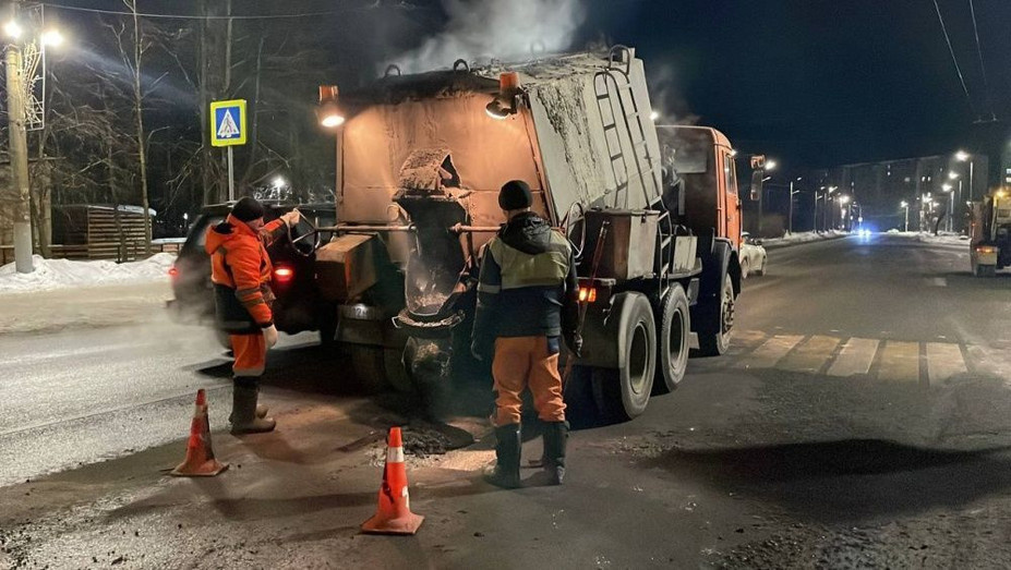 В Кирове ночью заделывают ямы на улицах