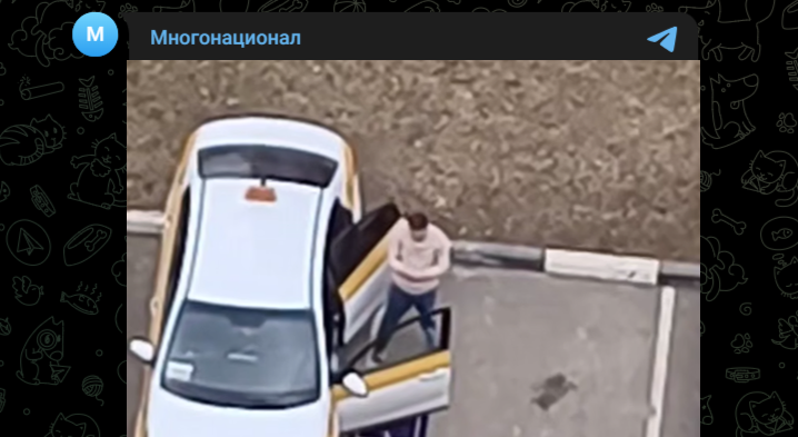 В Видном приезжий таксист совершил намаз прямо на парковке