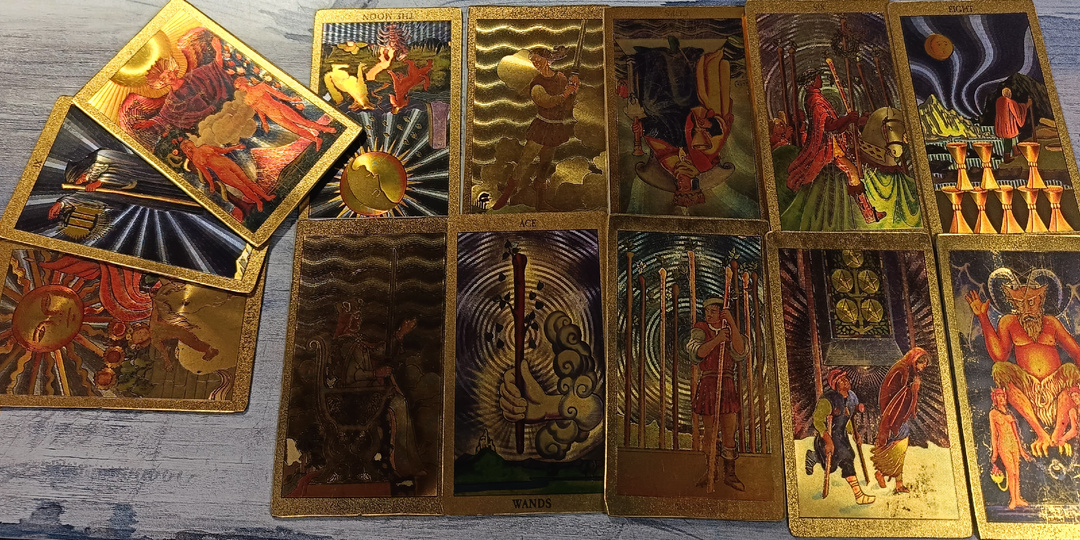 Продолжает ли он изменять жене? Таро расклад