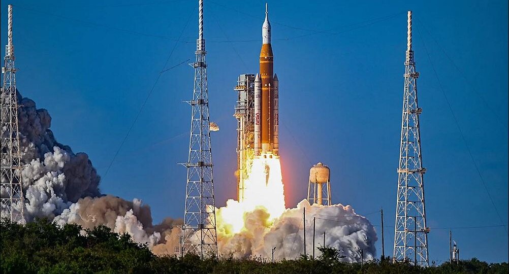 Американцы снова полетели к Луне. И снова половина - морские лётчики