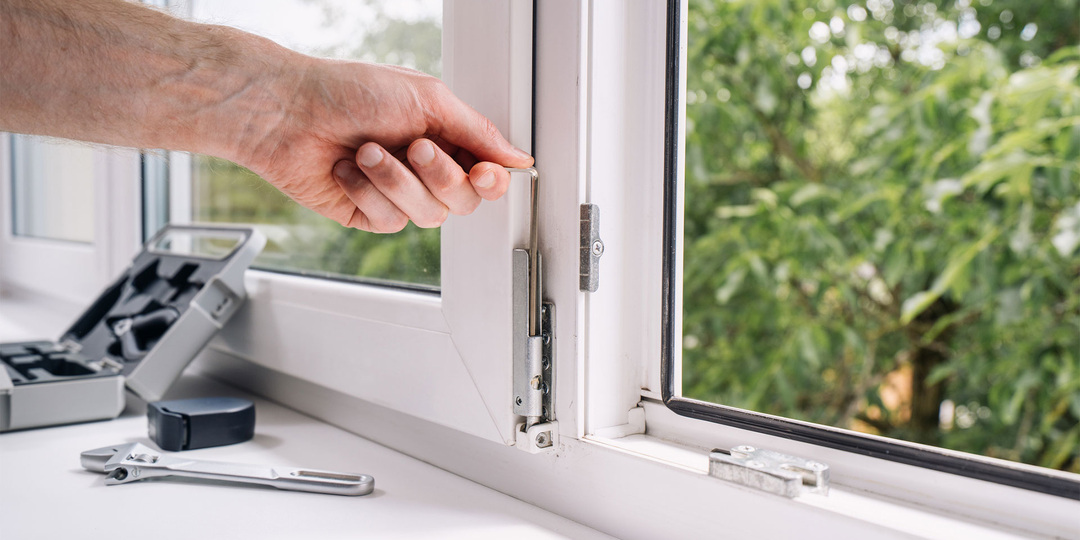Не закрывается пластиковое окно? Решаем проблему самостоятельно за 5 минут!
