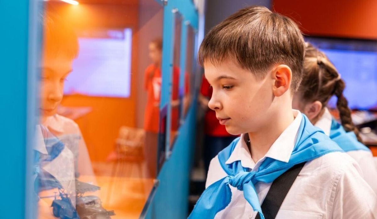     Школьники на выставке. Источник: victorymuseum.ru Автор фото: Пресс-служба Музея Победы