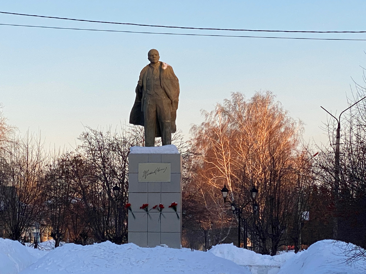 Не хочу я кричать — За Сталина! И  — за Ленина, не хочу! Моя Родина — как окалина … я душою её лечу! 