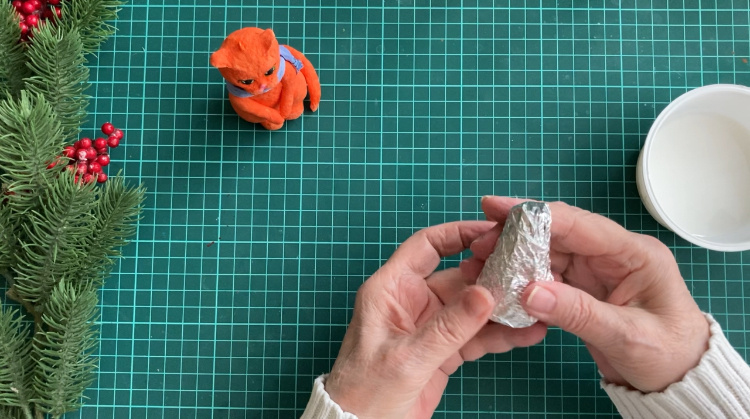 Для тела сминаю конус из фольги.