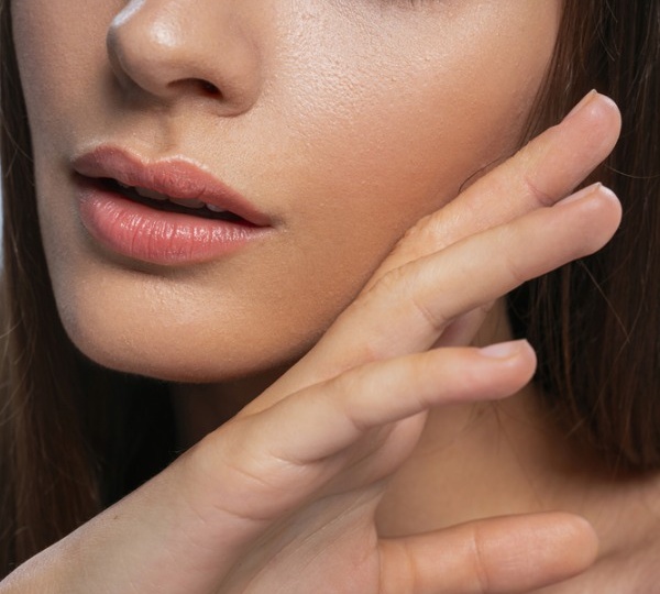 Макияж, который заботится о коже: какие компоненты теперь ищут в декоративной косметике