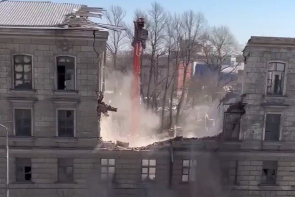 Часть фасада НИЦ на Хрустальной улице упала на проезжую часть