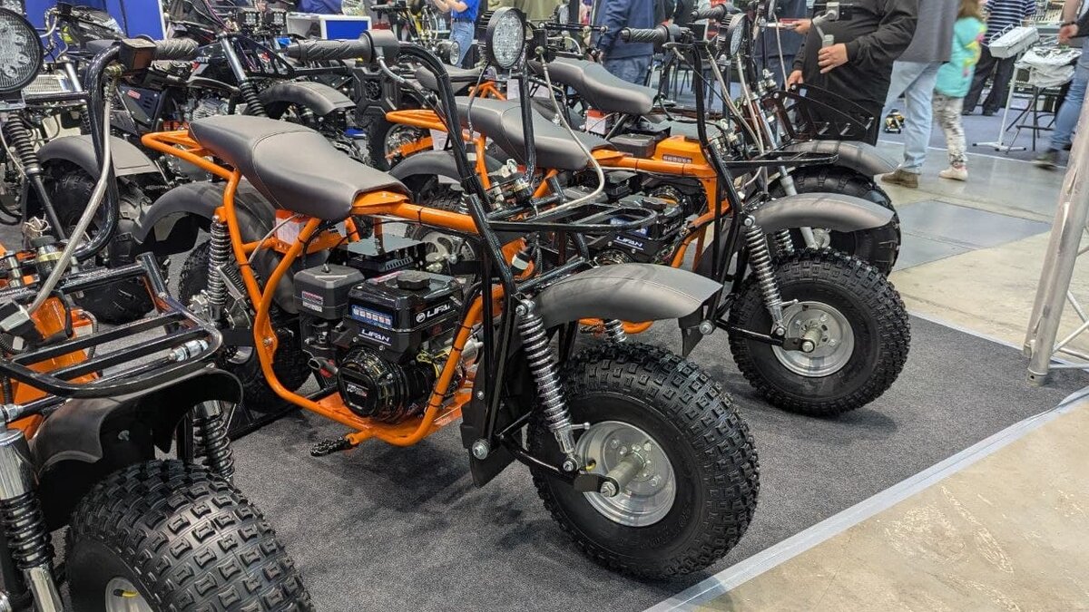     «Спринт» с двигателем Lifan KP270E-R (по центру)