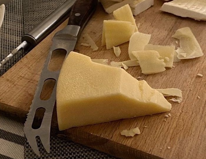 Как выбрать сыр на похудении - чтобы не убирать любимое, а управлять порцией