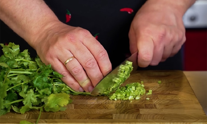 Грузинский соус, который меняет вкус мяса: секреты домашней тбилисской заправки