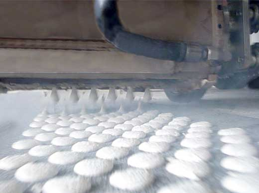 Процесс нанесения термопластика на дорожное полотно