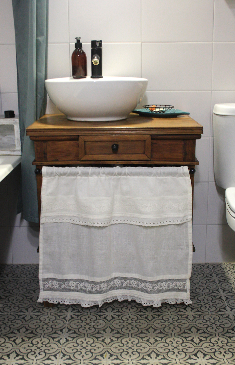 шторка на тумбе