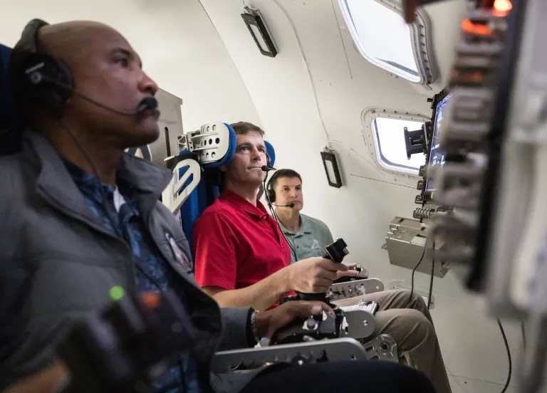 Астронавты НАСА Виктор Гловер и Рид Уайзман, а также астронавт КСА (Канадского космического агентства) Джереми Хансен тренируются во время имитации миссии Artemis II.
Фото: NASA/Джеймс Блэр.