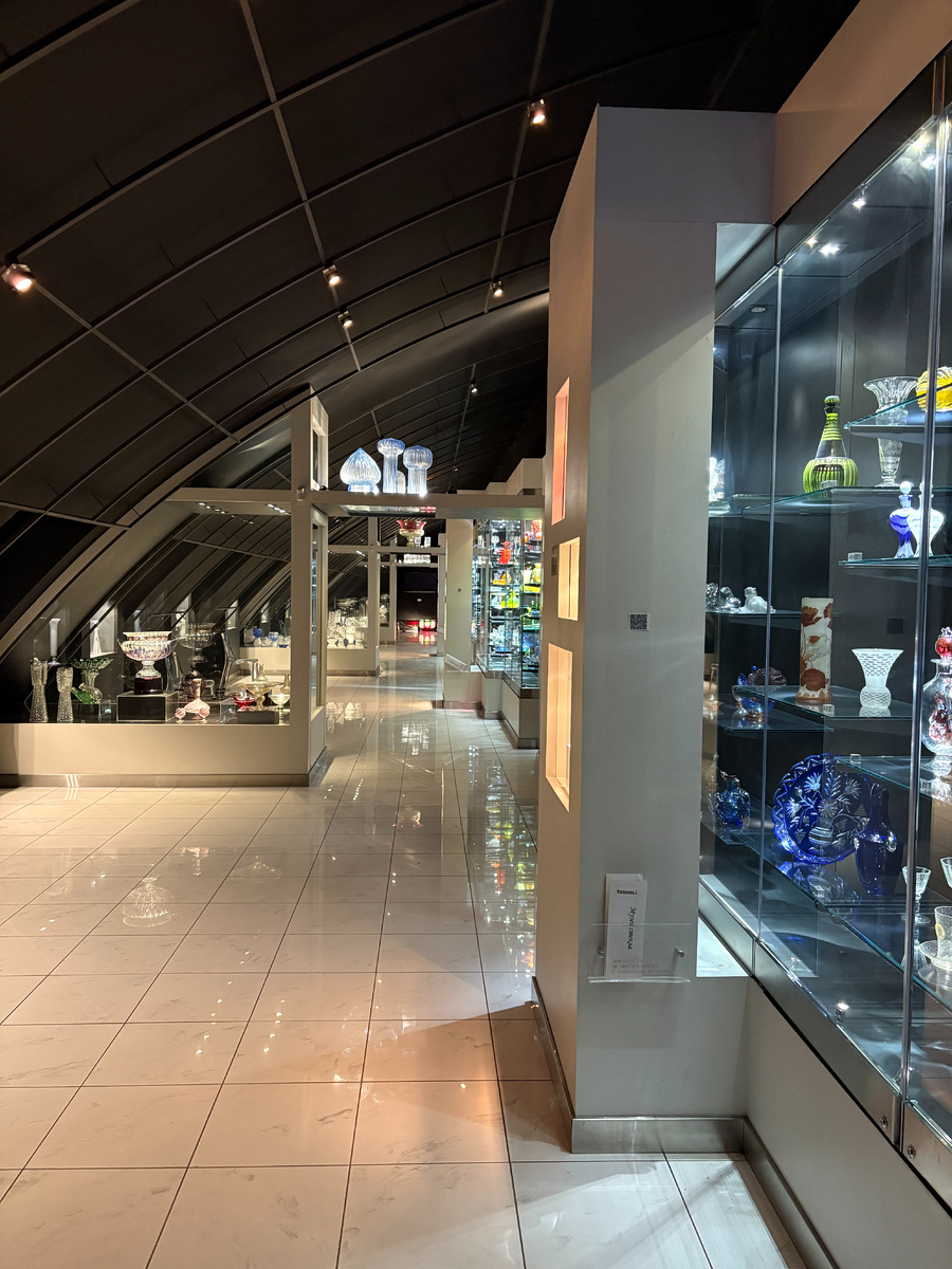 Экспозицию сохранил после закрытия ЛЗХС главный художник - Гончарова Н. М. Проект музея разрабатывало ООО "Санкт-Петербургский институт архитектур". На фото - Черный зал.