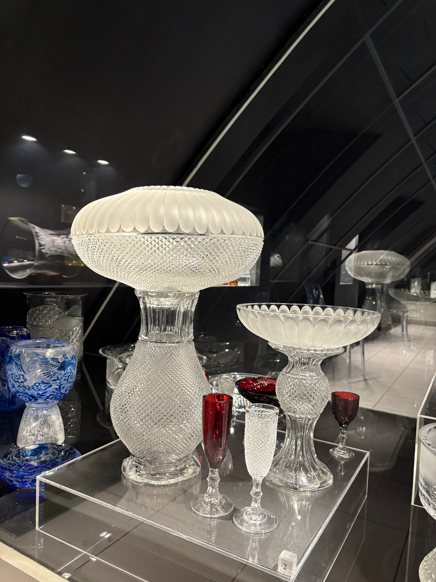 Музей художественного стекла организовал тут же - на острове - стеклодувную мастерскую. В ней можно узнать историю развития стекольного промысла, познакомиться с технологией производства, воочию увидеть и принять непосредственное участие в открытых мастер-классах по горячей обработке стекла и декорированию готовых изделий.