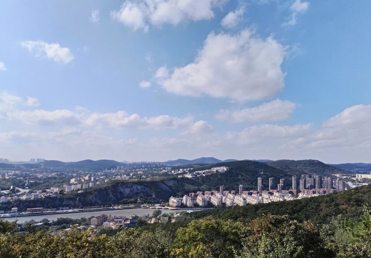 Вид на те самые сопки Маньчжурии вокруг Порт-Артура. И на речку, впадающую в море.