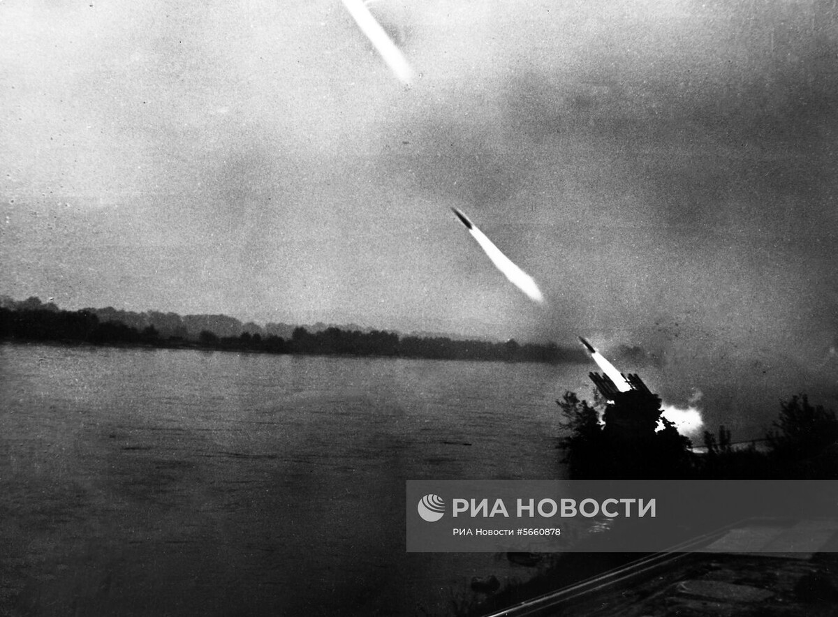 Братиславско-Брновская наступательная операция. 25 марта - 5 мая 1945 года. Советская боевая машина реактивной артиллерии Катюша ведет огонь по противнику.
