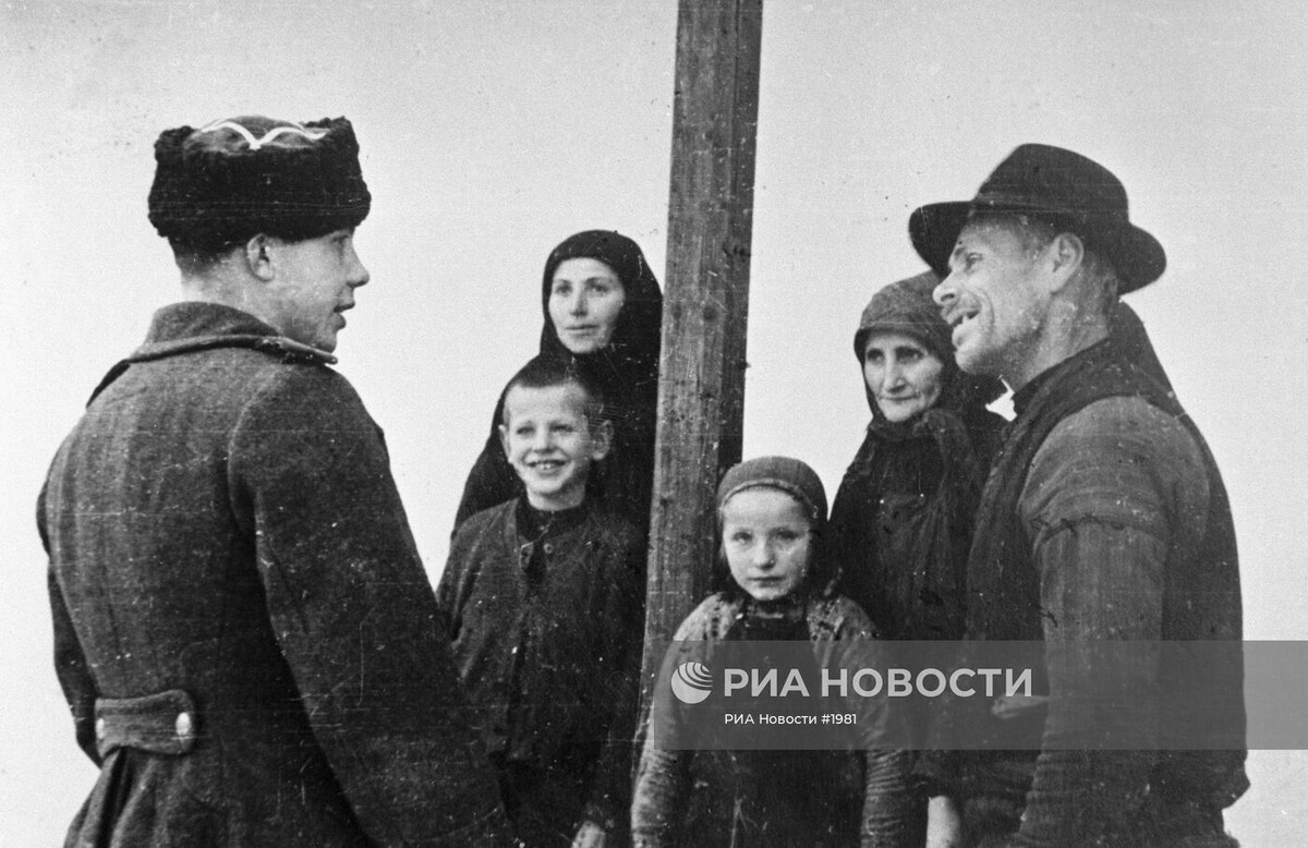 Освобождение Чехословакии от немецко-фашистских войск. Советский офицер беседует с жителями чехословацкого села, только что освобожденного от немцев.
