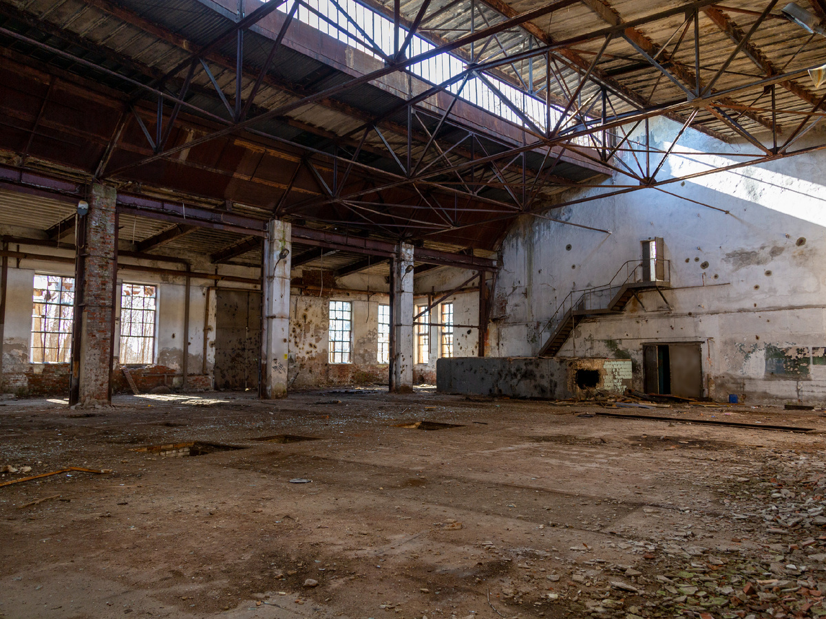 По всем стенам шлепки солидола