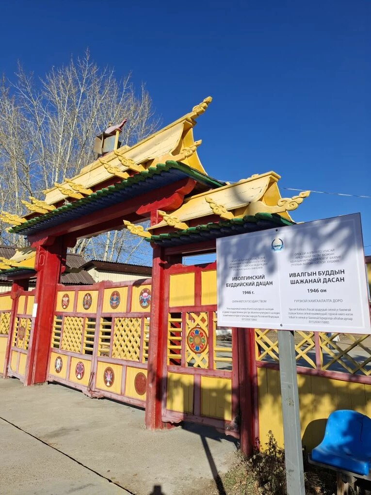 Вход рядом с остановкой общественного транспорта. 