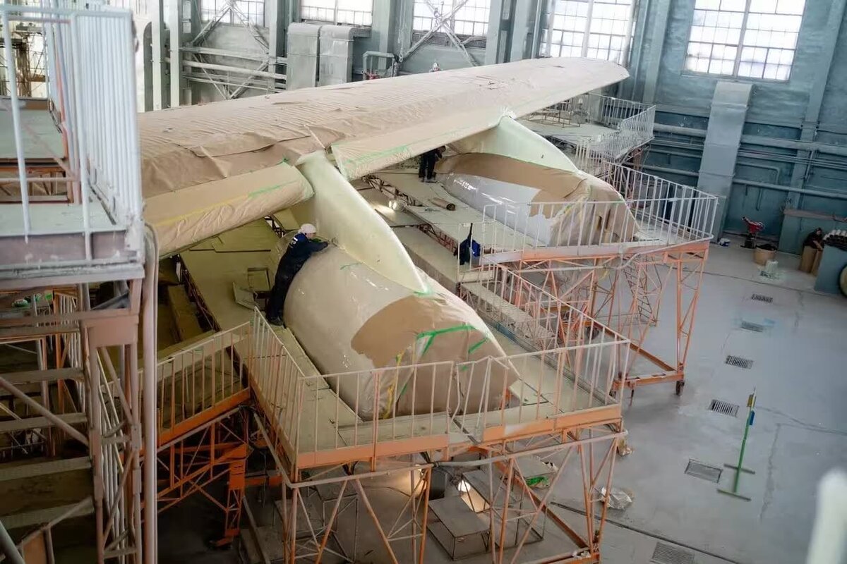     Ил-96 в цехе покраски