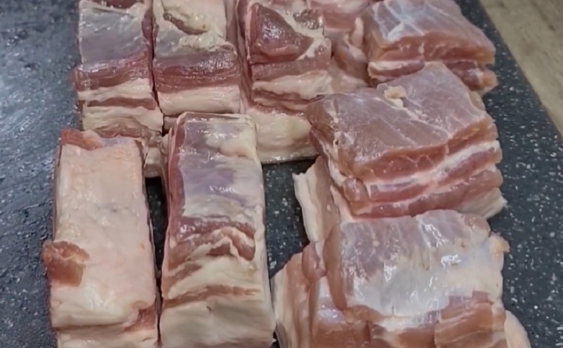 Идеальное сало горячего посола: как получить вкус “шашлыка” на кухне за считаные минуты