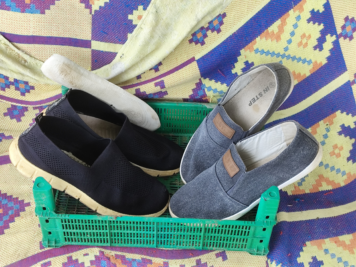 Поставила на улицу, со временем просохнут