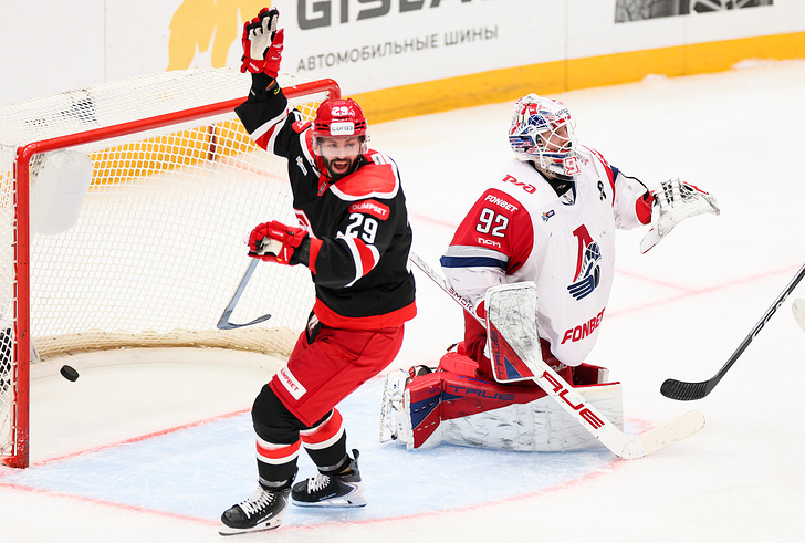    Нэйтан Тодд забрасывает шайбу в ворота "Локомотива", 2026 год    
Сергей Савостьянов/ТАСС