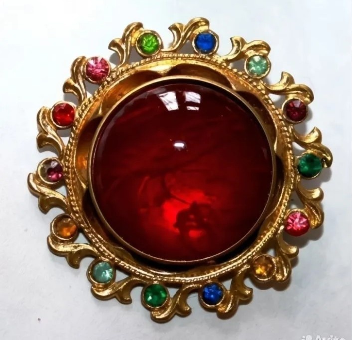 Брошь прилетела ко мне из Чехословакии, но читала, что много сейчас подделок.Старые броши реставрируют, меняя родные вставки на стекло с Али экспресса. 