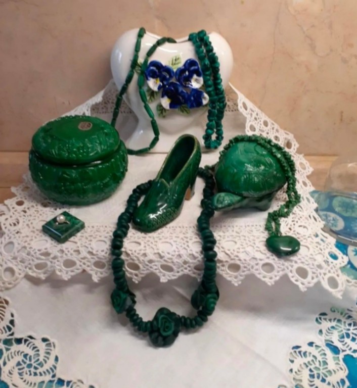 Бусы из малахита , кулон, бусы из кожи ,шкатулки Богемия из малахитового стекла .