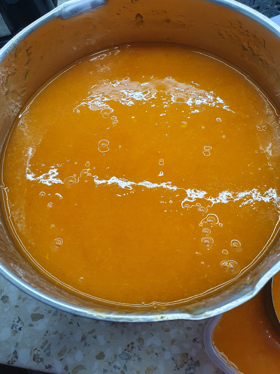 Почти 6 литровая кастрюля пюре из хурмы