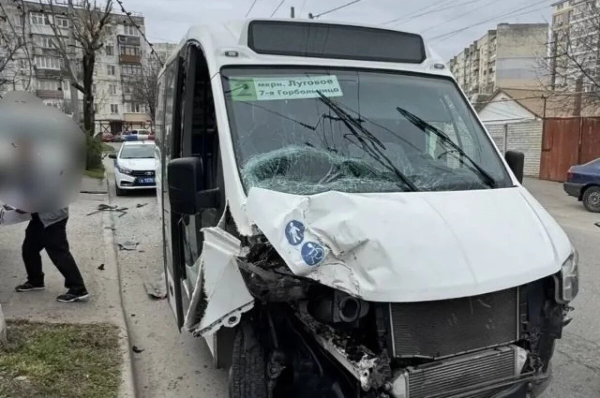    Маршрутка врезалась в припаркованный автомобиль в Симферополе