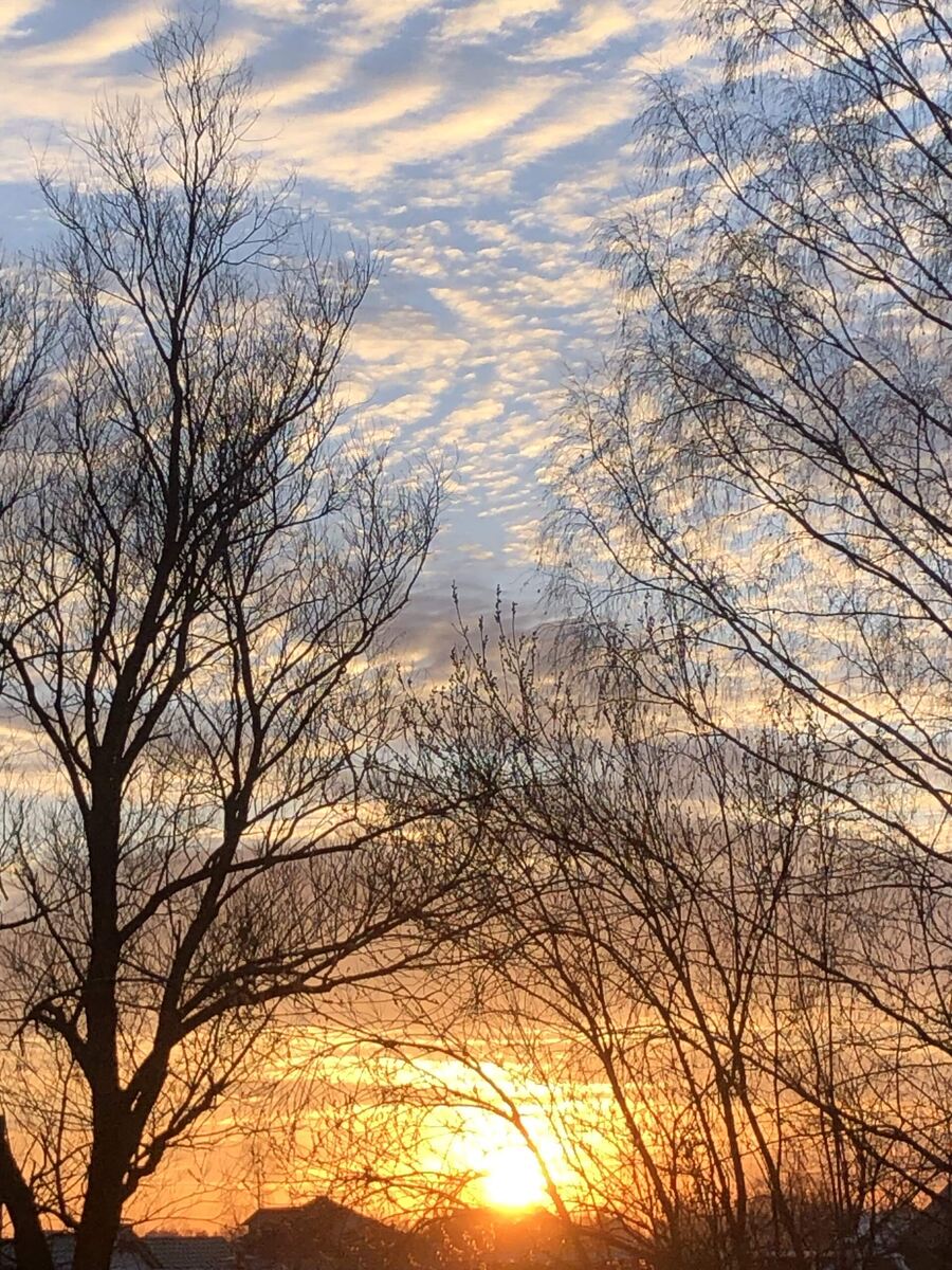 Великолепные краски закатного неба, вид из окна.