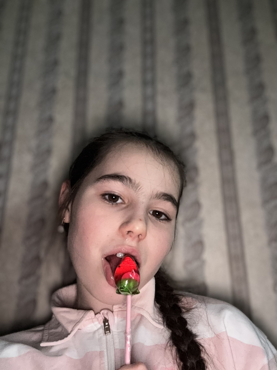 Это я конфету ем