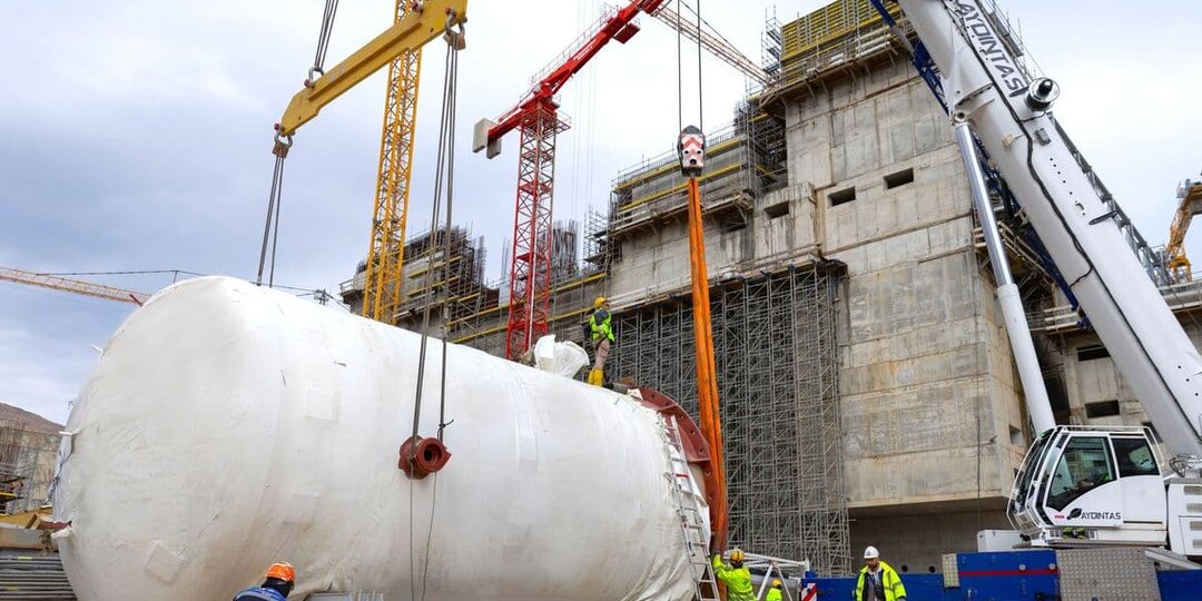 Массой 96 тонн: на втором блоке АЭС «Аккую» установили баки аварийного охлаждения