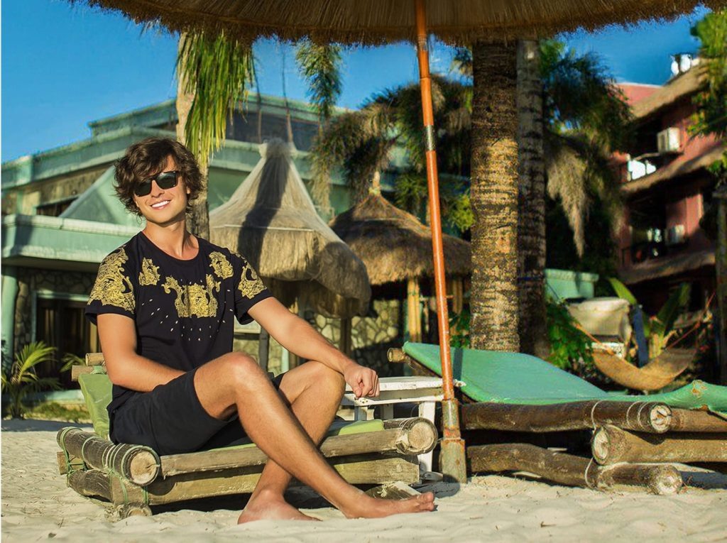 Фото с ВК-страницы певца📷    «Моя красота оплатит счета»: Прохор Шаляпин спел, что он не лодырь, а следит за кармой
