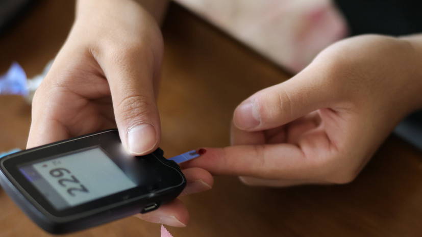     Проверка уровня сахара глюкометром Gettyimages.ru kyotokushige