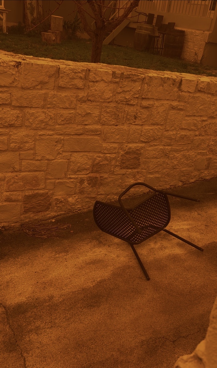 Стул, надо сказать, прилетел не легкий, металлический (фото автора без фильтров)