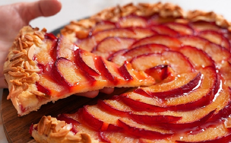 Пирог без хлопот к чаю: простой рецепт для любой начинки