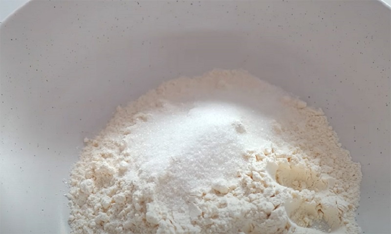 Пирог без хлопот к чаю: простой рецепт для любой начинки