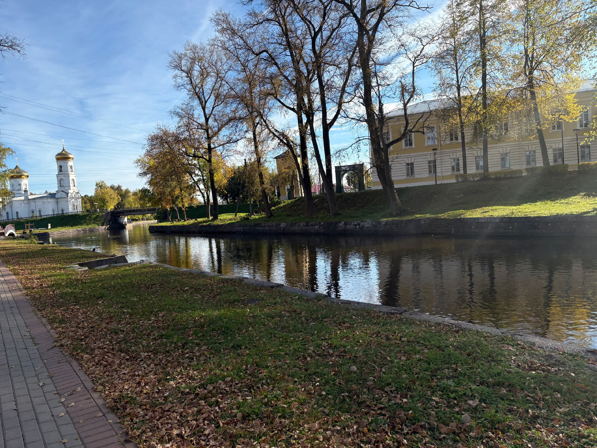 Богоявленский собор и здание школы